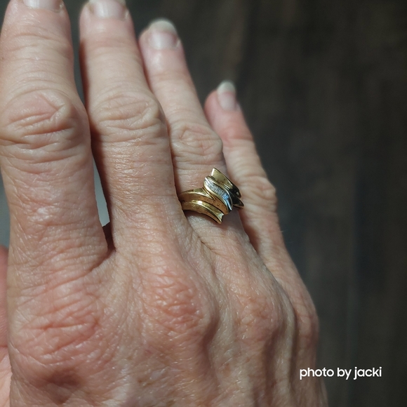 10k gold diamond bypass ring, size 7 - Picture 9 of 10